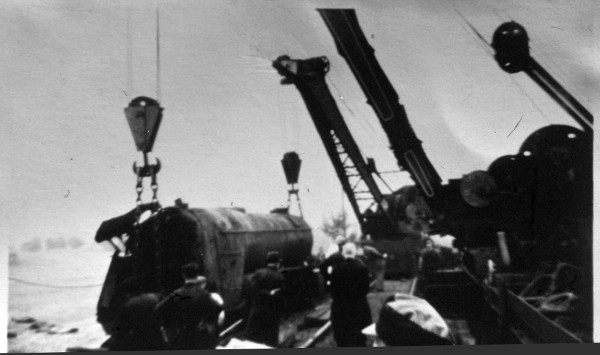 V2 60828 train being recovered with two cranes.